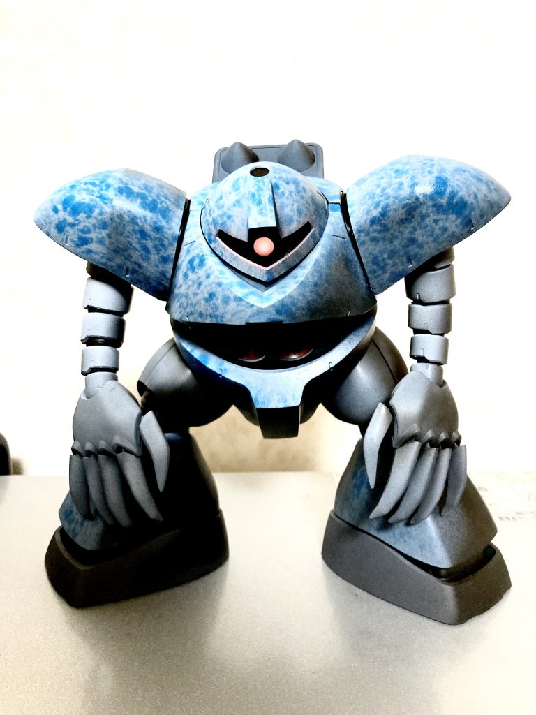 波形迷彩やその他の色を入れます。モノアイは少しだけこだわりました。