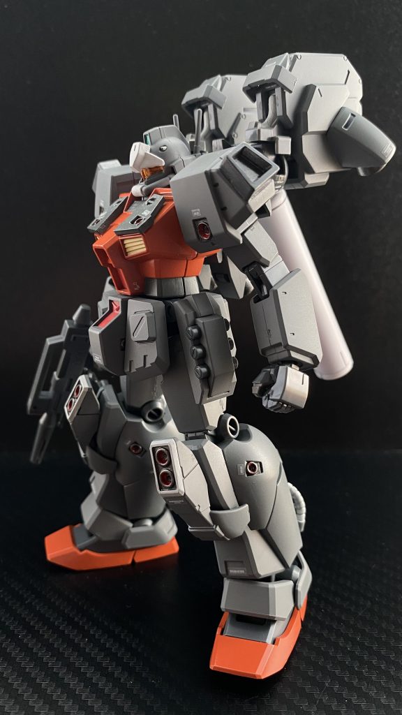 しかし、その噂話も良いものばかりではない。彼ほどの腕前を持つパイロットが、MS訓練校の教官と言う閑職に「なぜ」就いているのか。そういった見方をした場合、やはり悪い噂話も出てくるのは仕方がないのだろう。 命令違反や不服従、友軍機を撃墜、友軍艦隊に発砲、なかには、敵パイロットと親交があった。や、最高機密扱いのMSを勝手に乗り回した。などといったものまであるのだ。