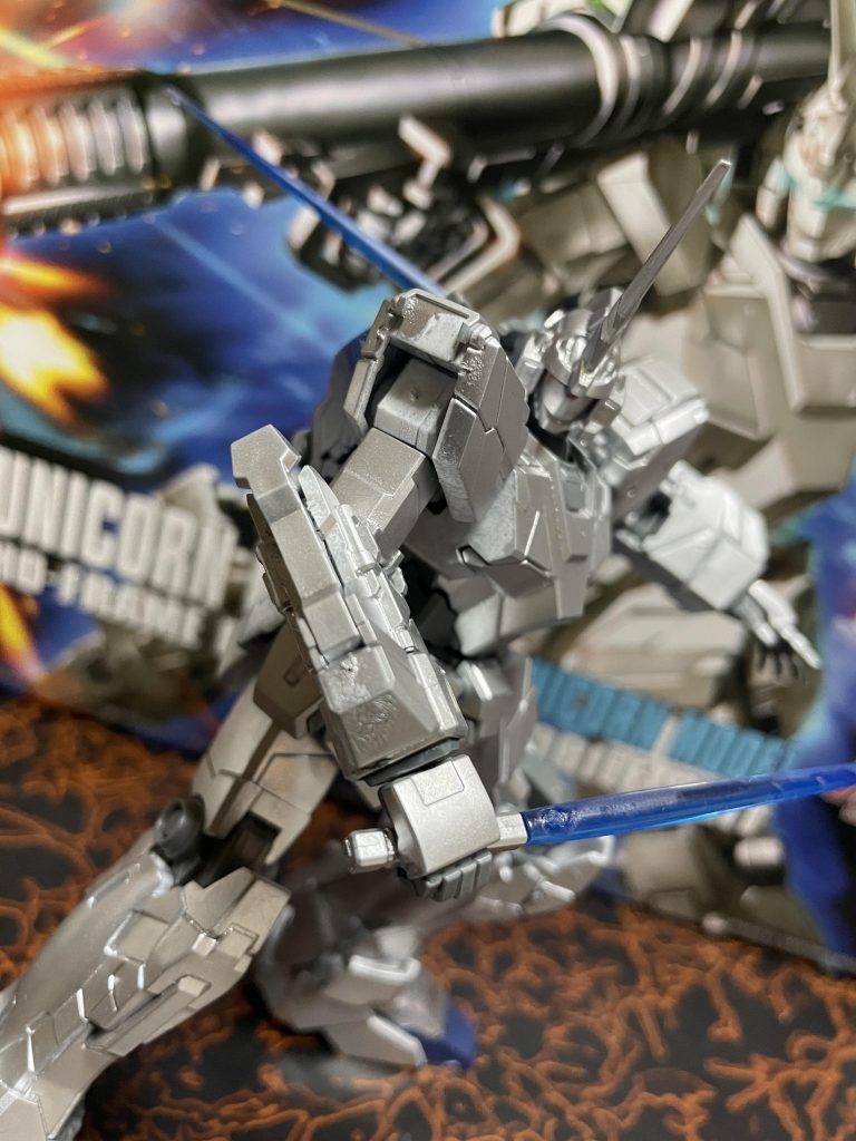 ビーム系。クリアブルーに塗装。ビームサーベルは至高。説明書のビームトンファーてなんなの?左手が多分トンファーよね?かっこいいからいいや。