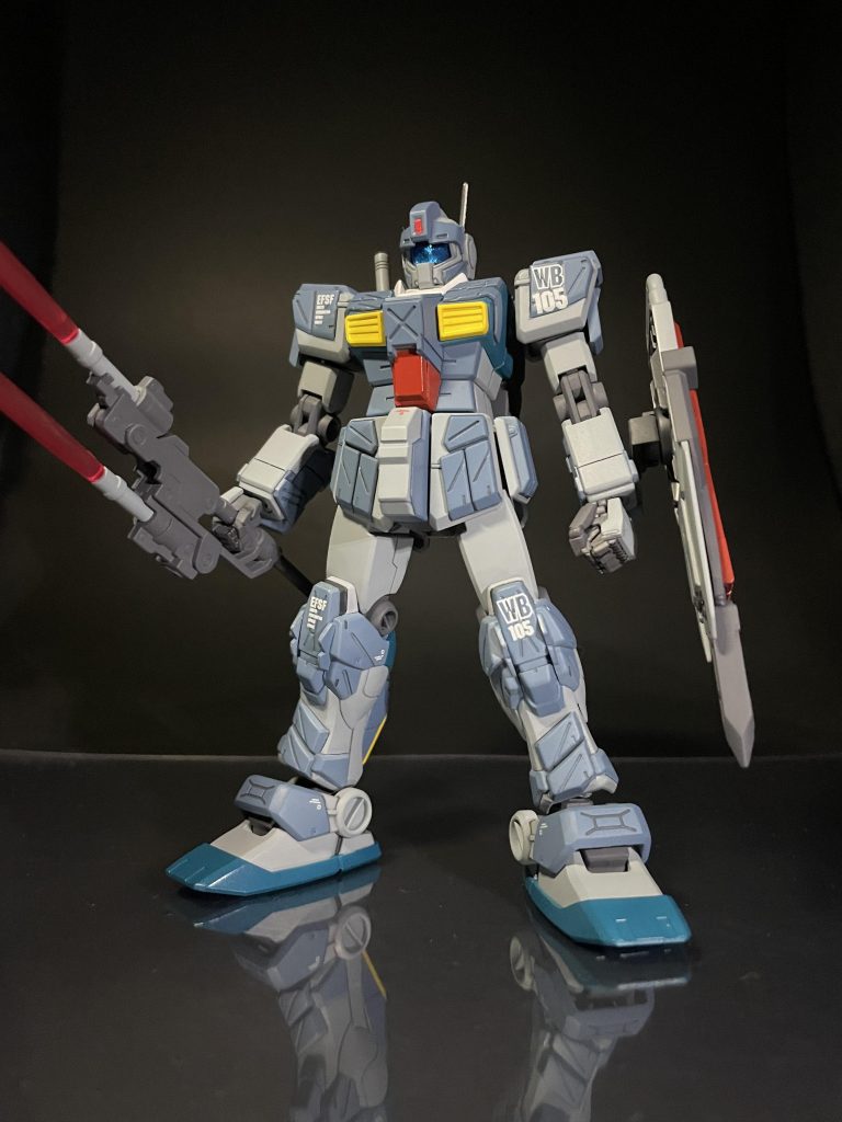 正面ショット。アーマーを外すとスレッガージムなのでカラーリングはオリジン設定に準拠。オリジンだと機体番号は77ですが、スレッガーがWB隊に正式に配属された後、配備される予定だった機体としてWB105にしました。しかしスレッガーはソロモンで戦死、WBに配備されることなく、一年戦争は終結を迎える。