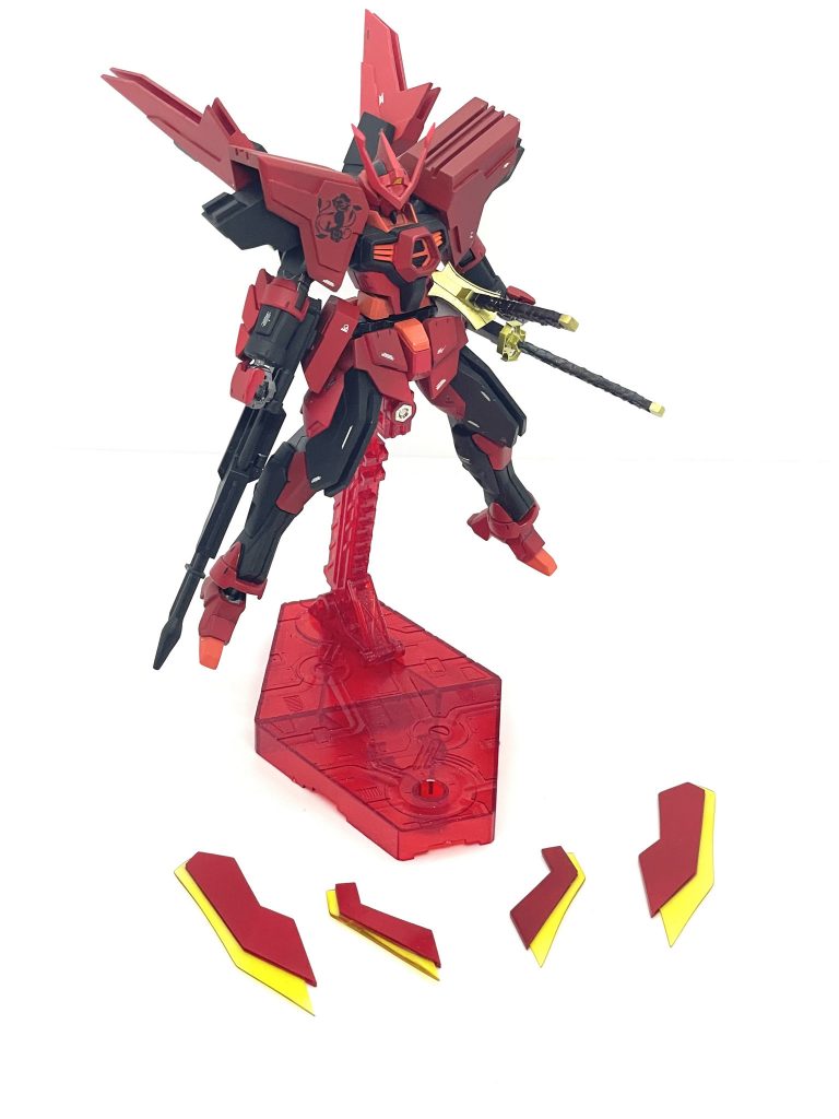 膝と背中に装備されてるCファンネルはネオジム磁石が仕込んであり、着脱できます。クリア部分はクリアレジンです。