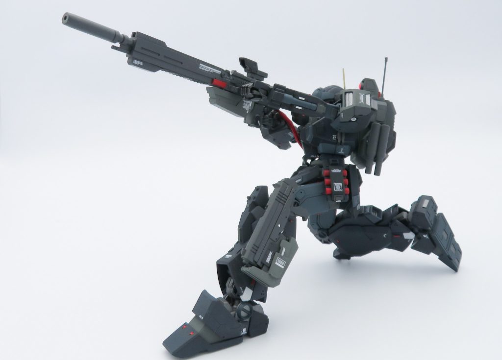 狙撃ポーズスナイパーライフルを構えるなら、両手持ち＆片膝立ち！ 