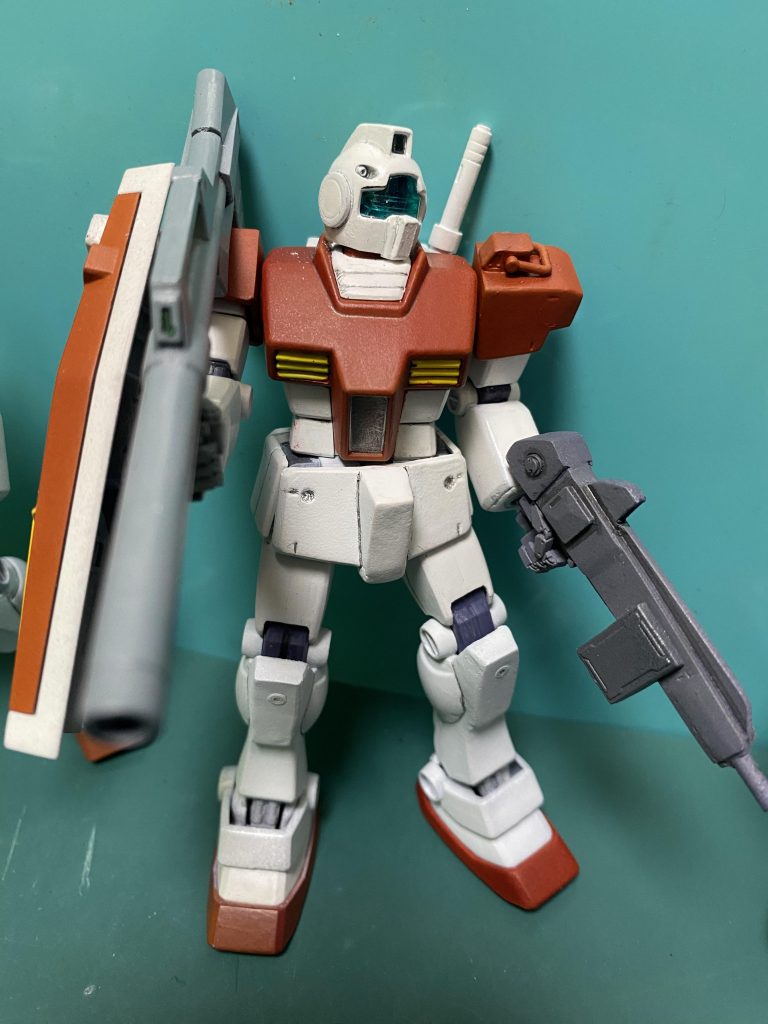 HGだとヘッドパーツも張り合わせ。ボヤけるのでプラパイプでキッチリさせてみます。