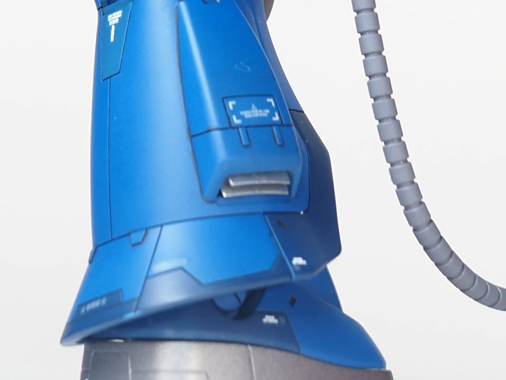 脚部の放熱フィン。当初はやらないつもりだったんですが、プラ板とか貼り付けてたら汚くなってしまったので、仕方なくくりぬいてフィンをつけてお茶を濁したという、無計画をカタチにした改造です。