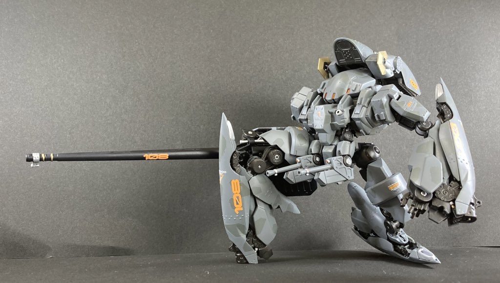 MS形態機体バランスを整えるのに苦労しました…。レギンレイヴの砲身には持ち手を足し、ハンドパーツで保持し、構えることができます。
