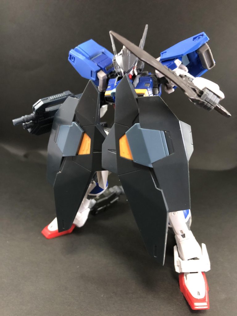 サイドアーマーを兼ねるシールドは前方に展開可能。