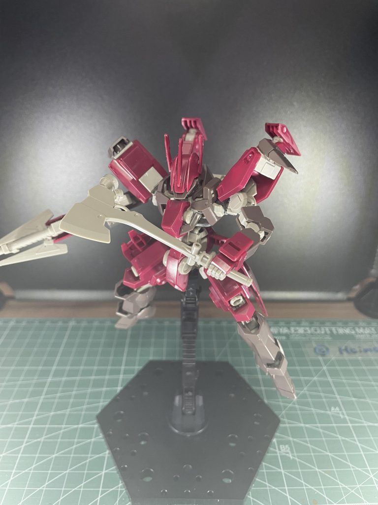 ポージングですね。背部のバーニアも付属のものは小さかったのでそこに溶着する形で腰部バーニアの余剰パーツを切断し着けてます。今回はオプションパーツもなしですが腰部アーマーを肩に移植したのでその穴使って他の武器のマウントも可能です。