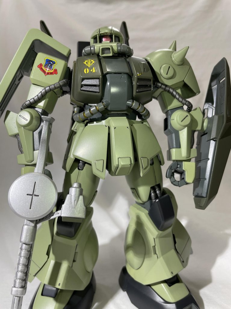 ザク・マシンガン改を装備。元キマイラ隊の生き残り設定なので右肩にはエンブレムを。