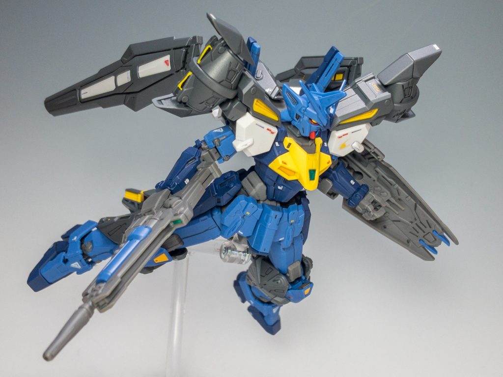 アサルトブースターを装備!ジェミナス02でも、もちろん装備可能です。ただ、肩の配色が白のため、ちょっと似合わない感じがします。