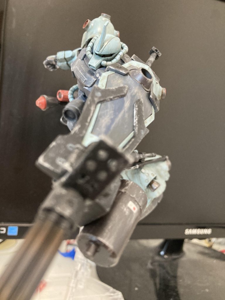 改造箇所は肩部のスパイクを切り取ってWAVEの丸モールドに変更。あと脚部にビルダーズパーツのバーニアを無理矢理くっつけました。それとガトリングシールドの防楯に穴を開けてディテール変更。シュツルムファストとハンドグレネードはWAVEさんのボムセットをそのまま使用。脚部の装甲に穴を開けてマウントベースを設置してます。改造はこれくらいです。お手軽!