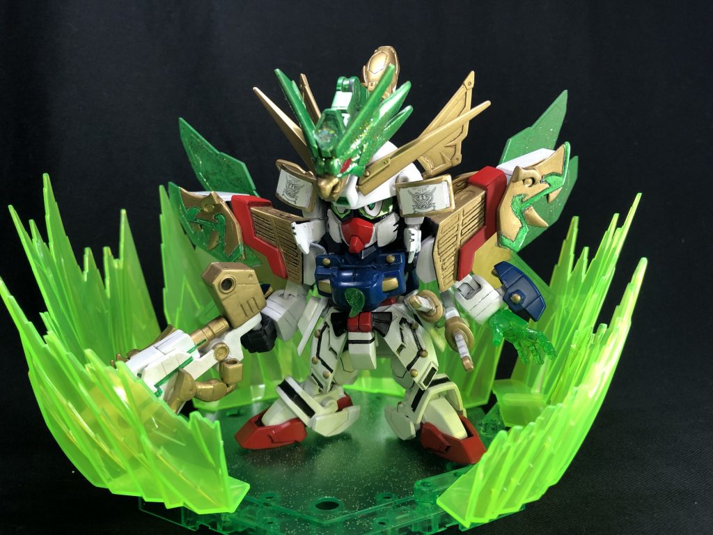 [武者閃光丸•閃光鳥之型](シャイニングバードモード)武者閃光丸と結晶閃光鳥が結晶合体した姿。[結晶]の効果により光の闘気が数十倍に増幅され、常に闘気を放出した状態となる。また、合体により飛行能力も追加されているが、閃光丸が高所恐怖症の為あまり意味を成さない。本家(旧BB)を再現する際の鬼門は肩鎧でした。金部分の穴(溝？)を埋めてモールドを掘ったり、そのまま再現するのが難しかったので独自の変形機構を考えたりと、色々苦労した部分だったのです。