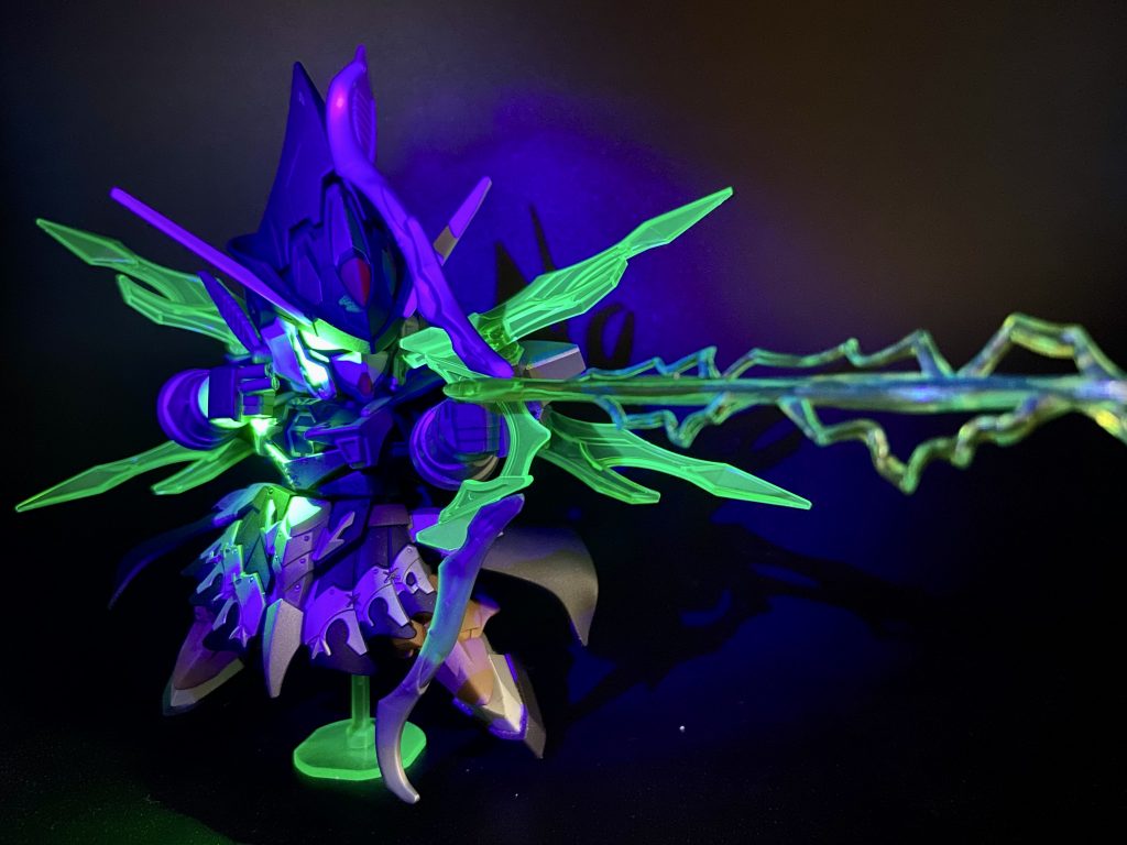 さらにブラックライトで派手派手になります!エフェクトについては市販品のクリアイエローにクリアブルーを振ってクリアグリーンにしたのち、ガイアの蛍光クリアを塗ってます。