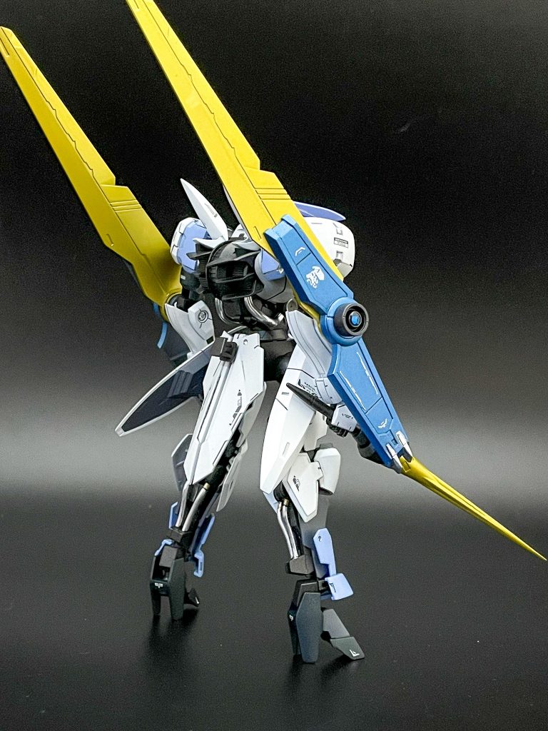 リア武器はジークルーネのレイピアとグリムゲルデのシールドに大型ブレードを合わせたものとなっています。ブレードはMGフリーダムver2.0の小羽根を使用。フリーダムのウィングの中では最小ですがHGに使用すると大きな存在感を放ってくれます。背負い物がない代わりに後ろへ伸びたシルエットを形成してくれているのでお気に入りです。シールド中央は近接戦時に対象の挙動を感知するセンサーを新たに配置し、アクセントにしています。中央のレンズはクリアレジンです。腰の穴に何かのジョイントを取り付けることでレイピアのグリップをマウントできるようにしました。