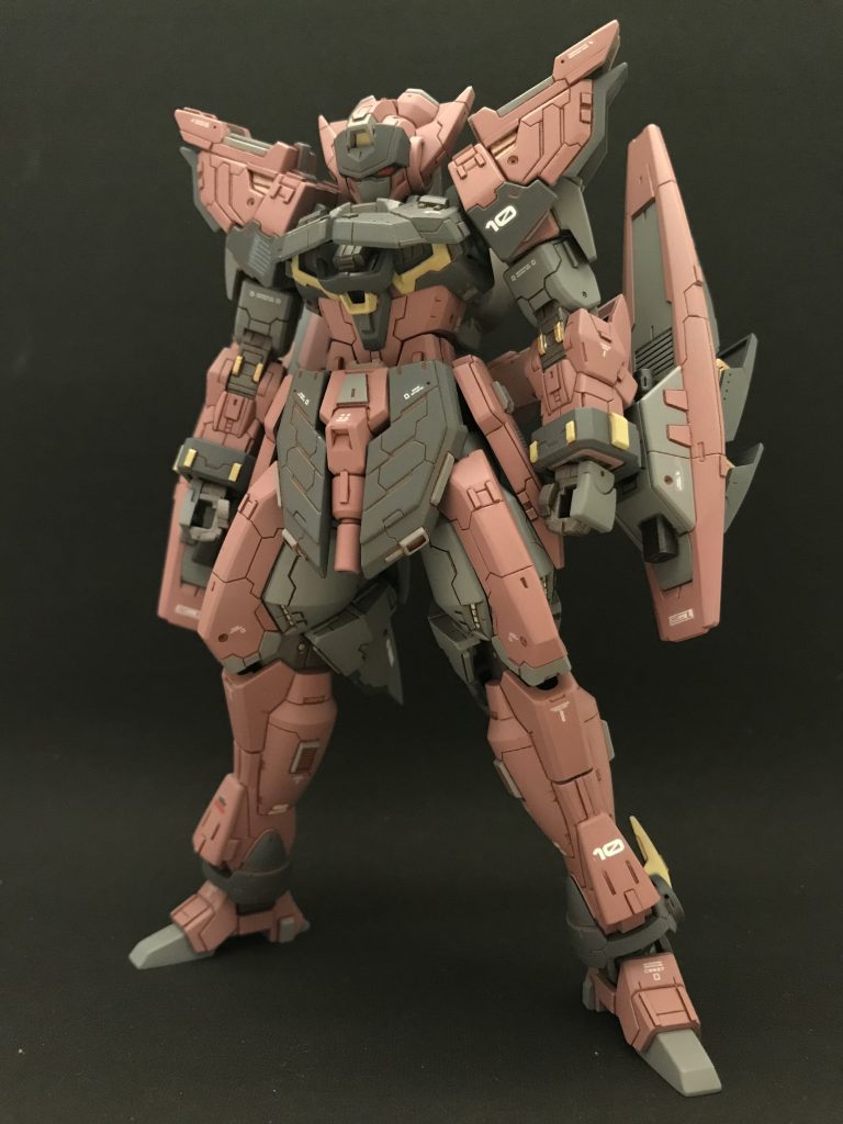 ということでほぼ流用なし改造で作りました。hg サイフォスです。背中のバインダーが凄くカッコいいのに前から見えづらいのがもったいないなぁというところから始まって、いっぱい入っていたG-バウンサーのパーツを貼り付けてオリジナル機体に改造しました。