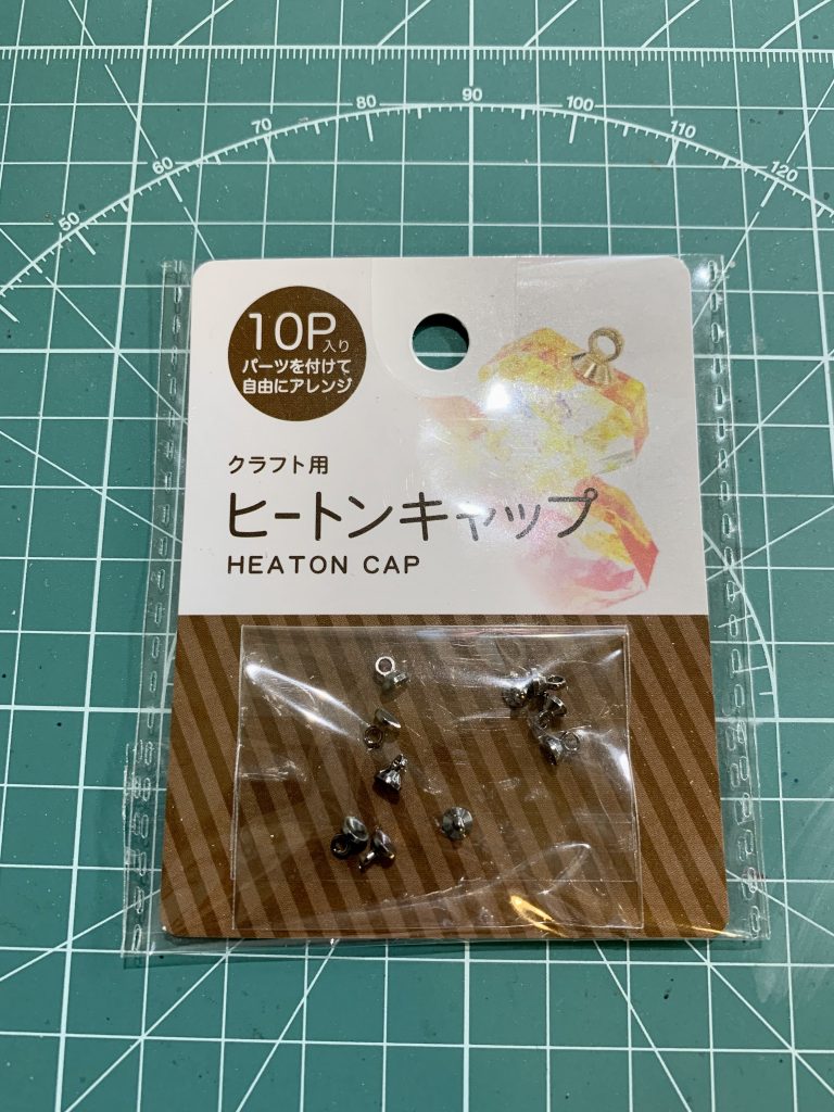 (おまけ)30MMは拡張性が高く良いキットでしたが、そのための穴が至る所にあり気になりました。そこで100均のヒートンキャップをはめたら楽に隠せて良かったです。接着していないので穴が必要なときには外せるのもおすすめです。