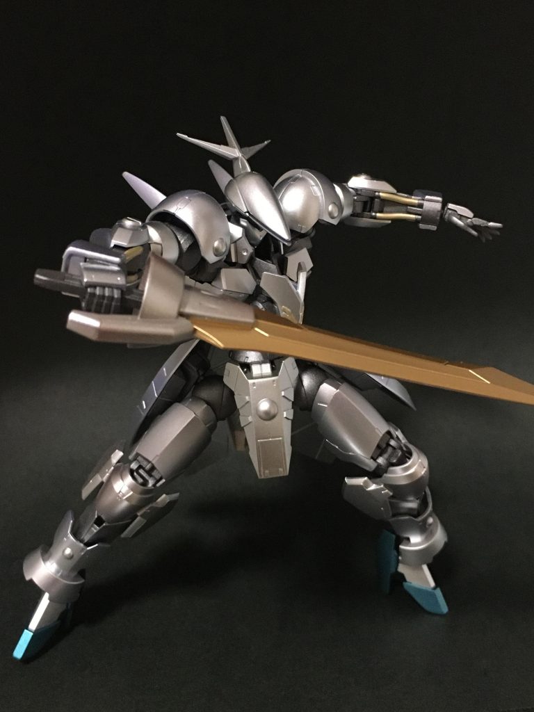 全身の可動が良いのでハッタリの効いたポーズが取れて楽しいです。唯一首だけが少し左右に振りにくいのですが、デザイン上仕方ないのだと思います。