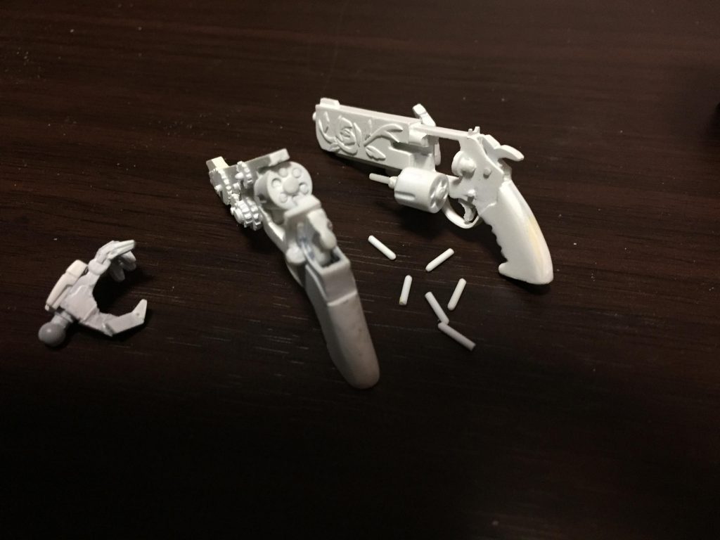 スクラッチしたリボルバーです。右手用がスイングアウト式、左手用がブレイクオープン式にシリンダーが展開し、弾を取り出せます。薔薇のレリーフに拘りました。この時はまだ左手用のリボルバーはデザインが薔薇のレリーフじゃなかったです。