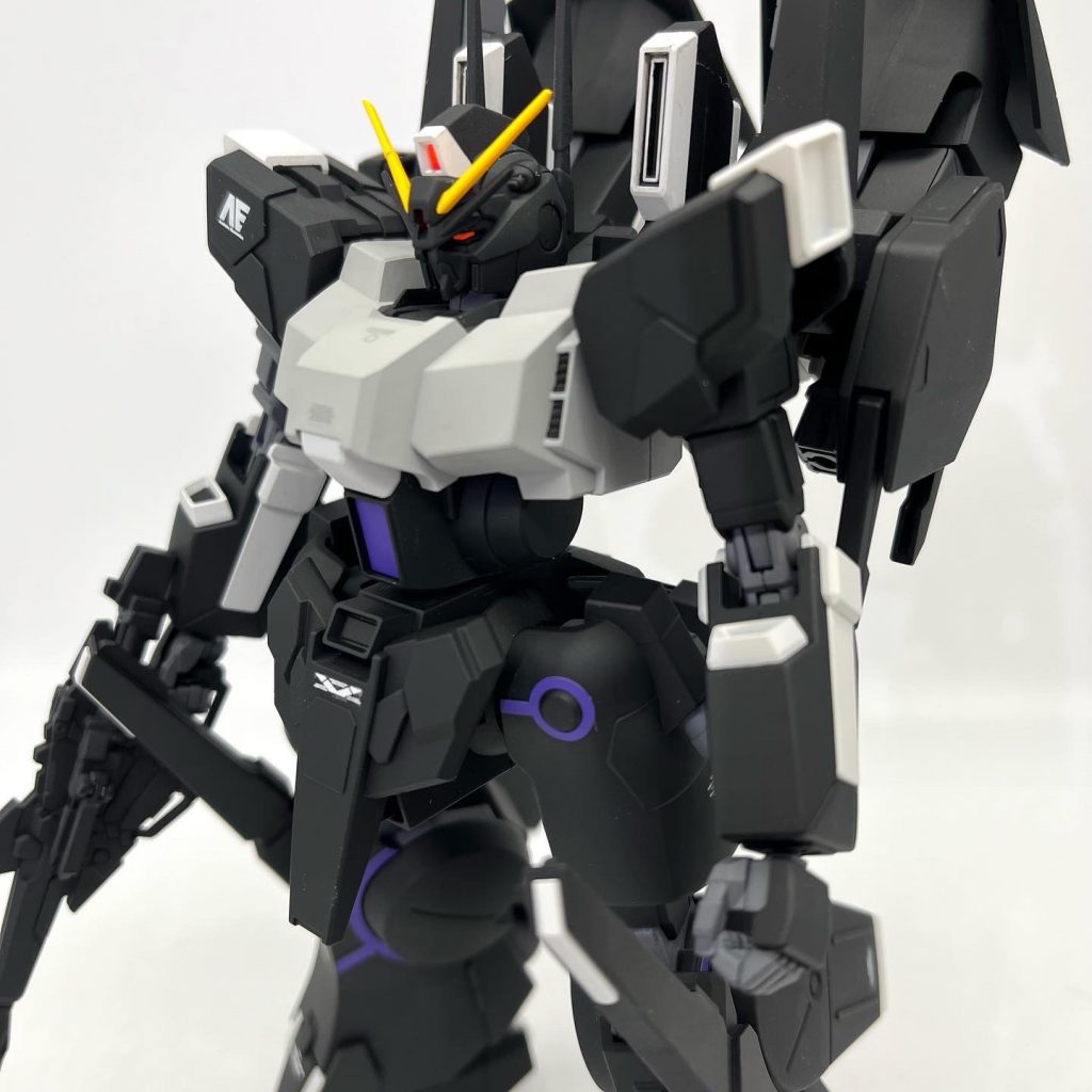 カメラアイは蛍光レッドで塗装しています。紫の円形の模様は付属のシールを塗装して貼りつけた手抜き仕様です。