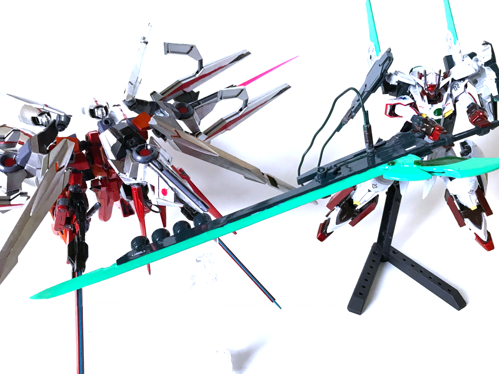 「sword needless long」厳密な訳は間違いですが自分ではこれを“無用の長物”と呼んでいます。先端部のスラスターで剣速を上げたり、姿勢制御に利用したりと使い道は様々。剣の幅が広いためこれ自体を盾の代わりにすることができます。ただし設定上、この装備を運用するにあたって莫大なエネルギーを消費するため、そのためのエネルギーを供給できない機体にとっては“無用の長物“、供給できる機体にとっては強力な武器となります。この武器自体にモデルはありませんが、武器の製作にあたって、「RWBY 」のクロウ・ブランウェンが使用する武器“ハーヴィンジャー”を中心に「RWBY」に登場する様々な武器の要素を取り入れたコンセプトキメラになっています。 以上オリジナル武器の紹介でした。ここまで見ていただきありがとうございました。