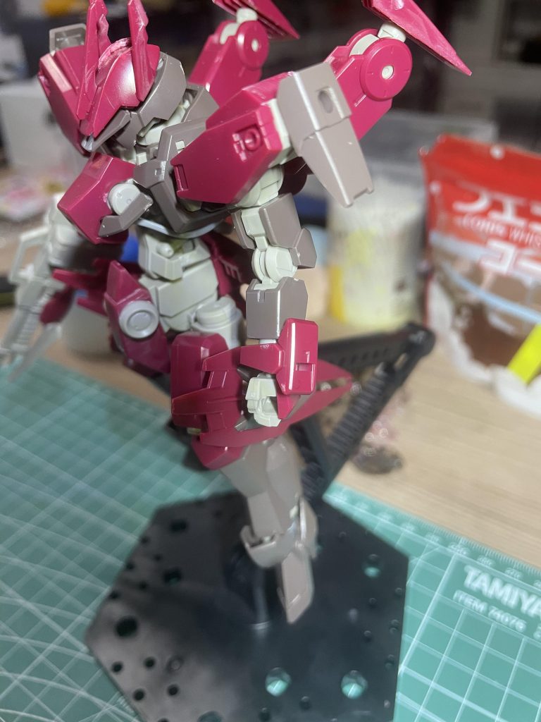 実際に本体で大きくいじったのは足をカスタムでなくシュバルベのもので作る。腰部サイドアーマーをカットし肩に溶着。ヘッドを2つに割り、頭部に溶着。フロントスカートを切り余剰パーツで塞ぐ。ざっくりこの4点ですかね。