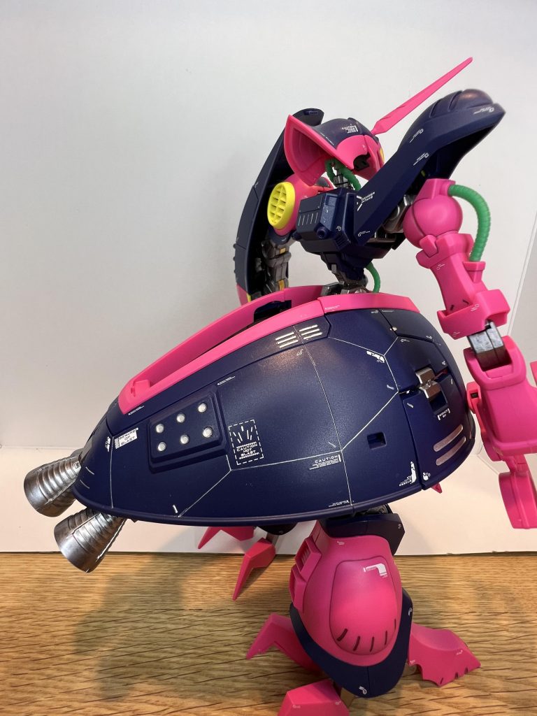 スカート？はシンプルすぎる印象がしたのでスジボリを追加しました。元のパーツ分割を活かして、あとはデカールを貼りまくって情報量を増やしました。