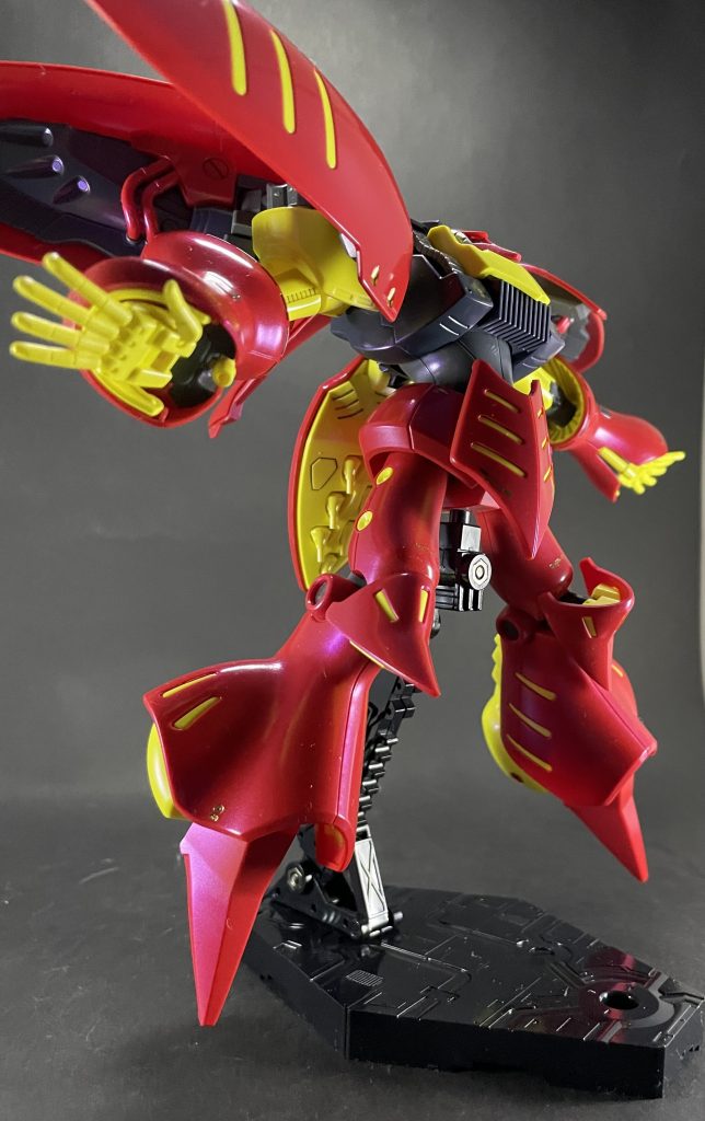 プレバンのキットなのでなるべく成形色を活かそうと考え、パール塗装を行いました！