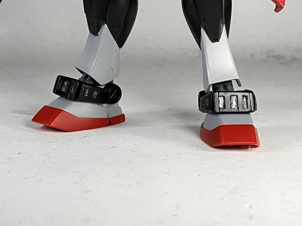 ここ。アンクルガードです。以前はマイナスドライバーを加工して作ったタガネでアンクルガードのスリットを彫ったのですが…