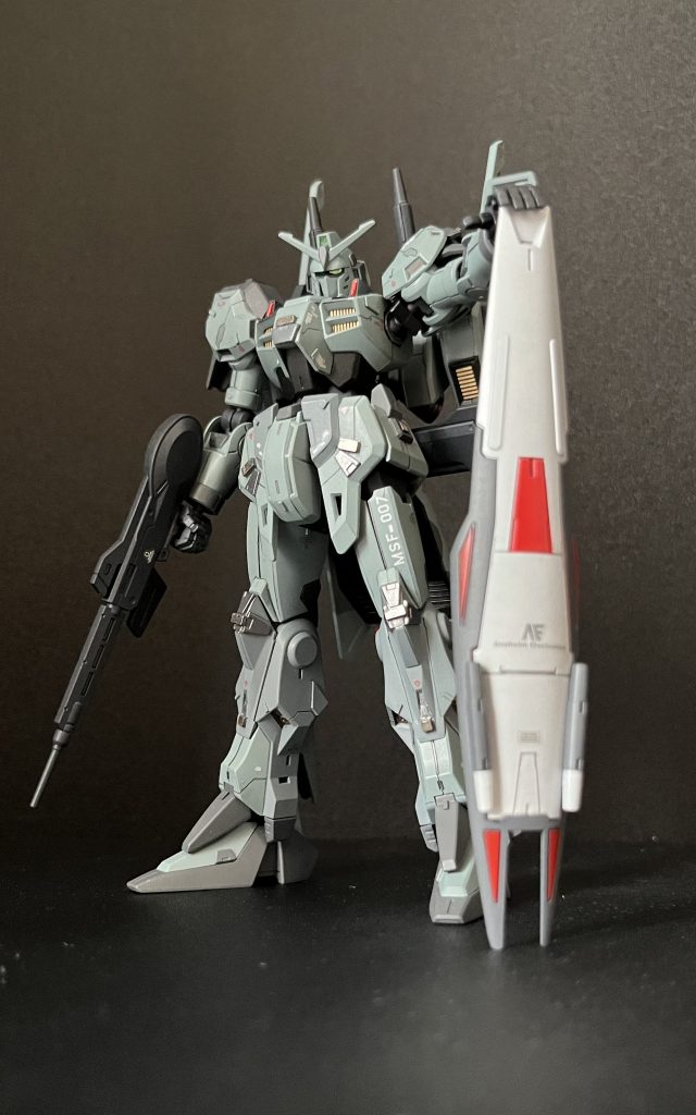 アーマーをパージしたノーマルMk-IIIです。Mk-IIIはフルアーマー、ノーマルどちらも好きなので角形ネオジム磁石で着脱出来るように制作しました。機体表面にディテールとして磁石を配置してます。ホントはパーツ裏に付けたかったんですが接着力があまり強くなかったんで泣く泣く…