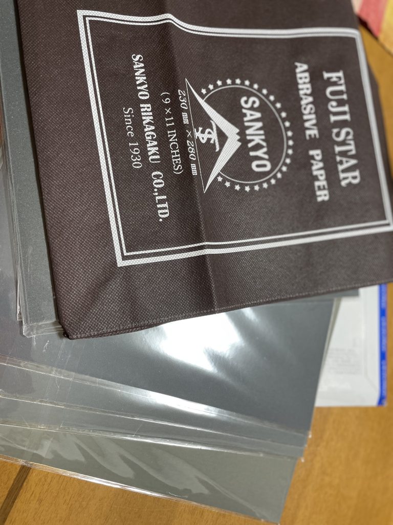 三共理化学さんの紙ヤスリを使用しました!初代のオススメという事もあり、気になっていたところに、プレゼント企画があったので応募したらまさかの当選!いゃ〜ホント嬉しかったです笑https://twitter.com/fujistar_jp?s=21&t=JiF4gMVgkbaQ05zxskLq5gLCCSがオススメだそうです。僕が当選して、今回使用したのはDCCSですが、紙ヤスリに当て板してもしなくても、とても使い心地がよかったです。今後も使用し続けてみたいと思っております。あらためて感想などあげてみたいなぁと。