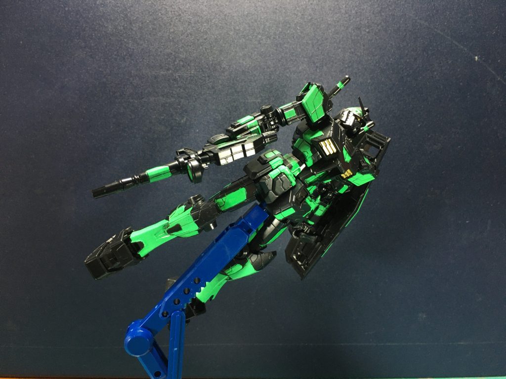 リサーキュレーションカラーのキットはMGキットで、ガンダムはVer.3.0がベースとなっていました。製作に当たってはver.3.0とF00では面構成やディテールが全く違うので、あくまでも緑になっている箇所をそれらしく真似していくことにしました。 胴体は胸の左右脇やコクピットハッチ以外が黒だったので、そのままでは寂しいと思ってオリジナルで塗り分けを足しました。武器類も同様。ダクトも本来は黒かったのですがアクセントで色を足しています。