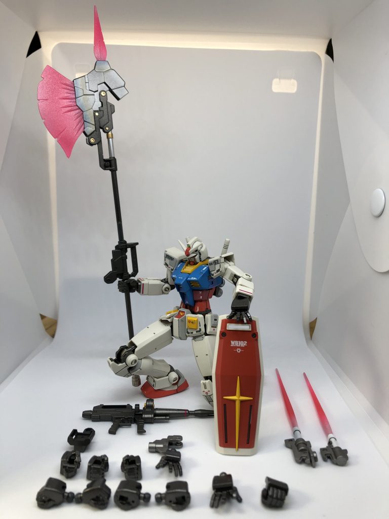 全ての付属品を並べて、システムウェポン付属の握り手左右、キット付属のライフル持ち手、握り手左右、左平手、ビルドナックルの武器持ち手左右、握り手左右、平手左右の合計12個😄どれが1番良いか分からなかったのでいっぱい作ってみた😄