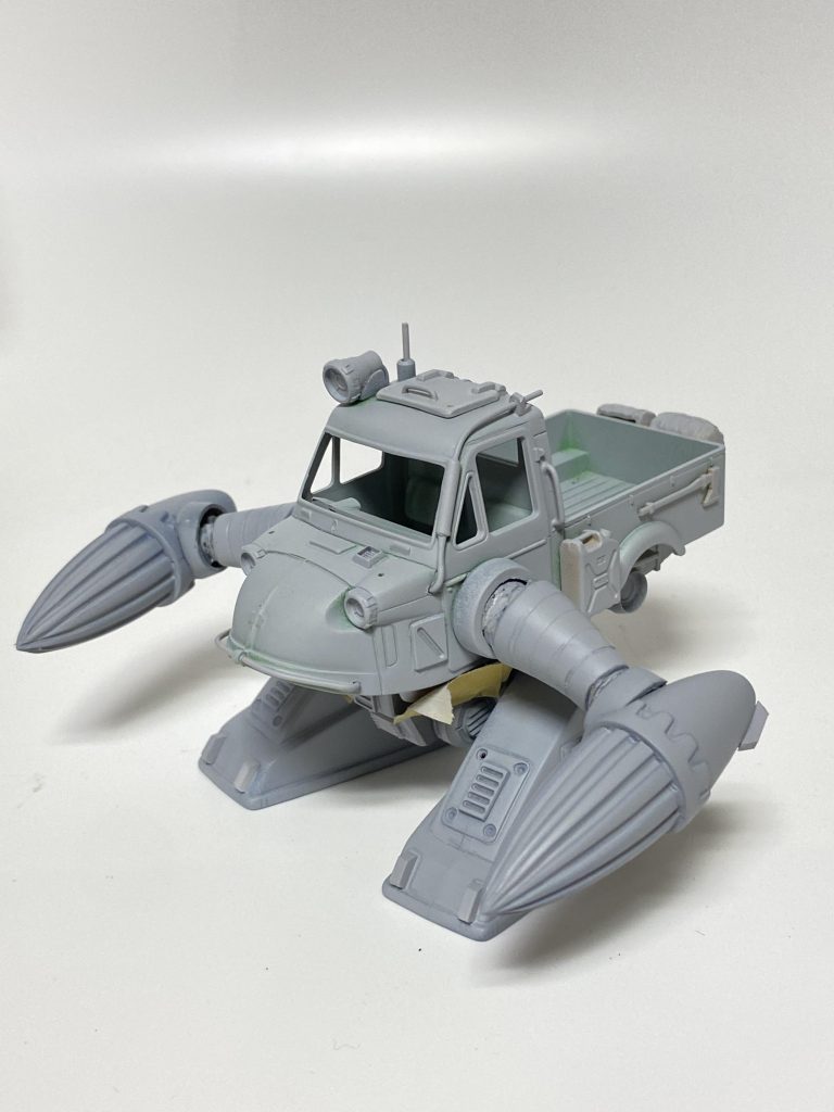 塗装直前、サフ萌で。 小物を接着してるのでどうやって塗るか悩む。