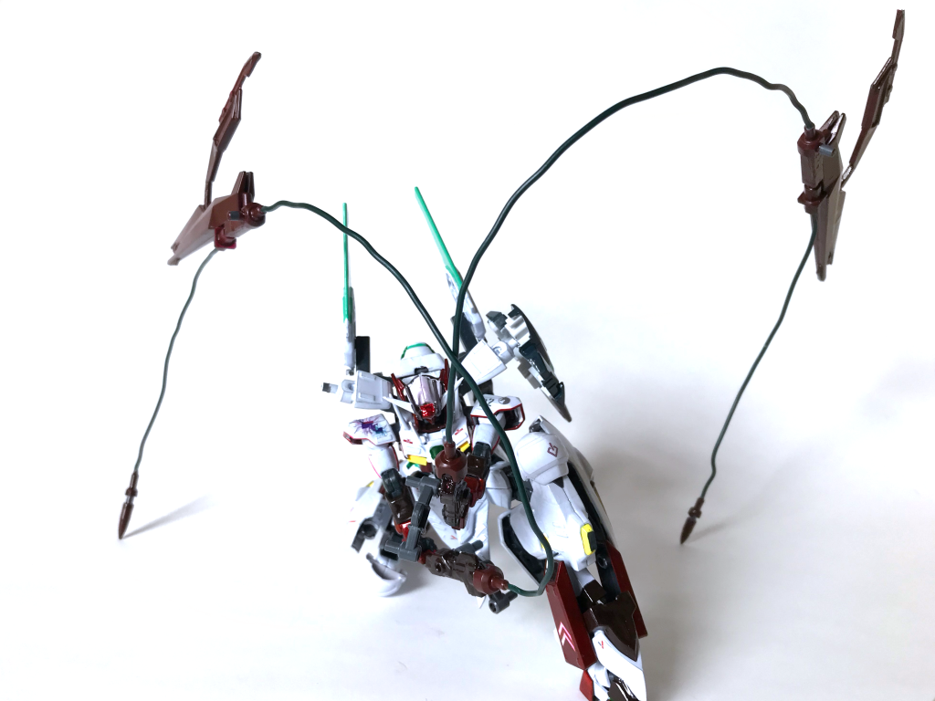 装備その2-2・スラッシュハーケン/スラッシュサイズリヴルードソード/ライフルの刀身とその先端部ニードルを射出する、厳密には武器ではなく機構。ニードルやサイズをアンカーとして使用したり、展開したサイズで遠心力に任せた斬り裂きをしたり、アイデア次第で様々な使い方ができる。なお射出後も発砲自体は可能なため、射出後でもハーケン/サイズの軌道変更が行える。