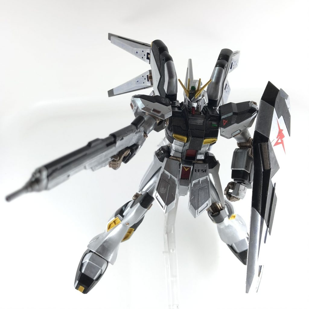 箱絵のポーズです。このキット、公式サイトの作例（https://p-bandai.jp/item/item-1000144751/）がイマイチな気がしますが、個人的にはRGより格好良いと思っています。（プロペラントタンクとか、思い切りが悪いのが減点材料ですが…）肘を前に曲げた時にシールドを横につけられるのも嬉しい。というか、なんでRGは真横だけなのか…最後までご覧いただきありがとうございました。