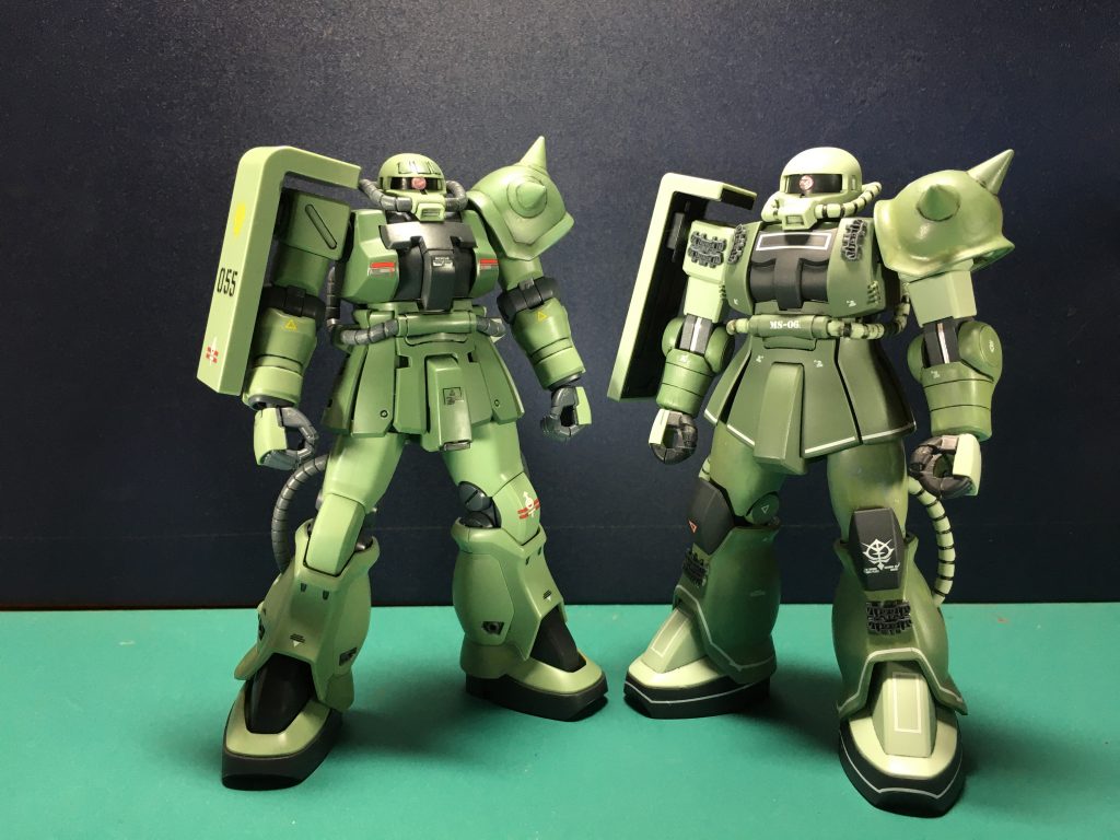 　約7年後の2010年発売のザクⅡF2型と。改めて見ると同じザクとはいっても、シルエットが似てるだけで全身の形状が全くと言っていいほど違うのが分かりますね。何気に動力パイプがグレーだとか、肘や膝が黒くないとか、見比べてみるのが面白いです。