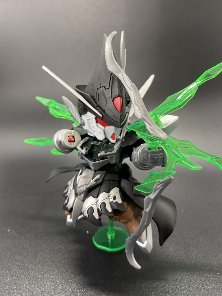 右手首と基部に3mm穴開けてミライトの差し込み口にしてます。そのままでは手首のうちしか光らないのでつまむ指の形にした時に一部拳をカットして光を通す様にしてます。胸パーツのダークグリーンがお気に入りです✨