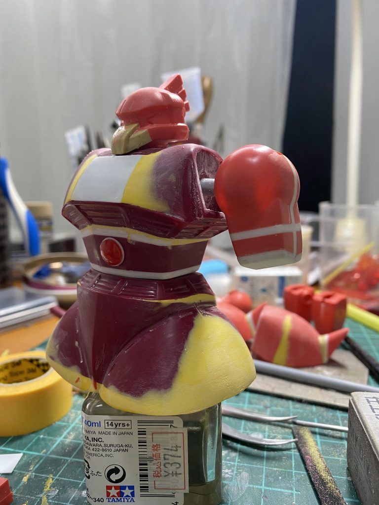 全体のボリュームが足りないのでパテで太らせて形状変更。