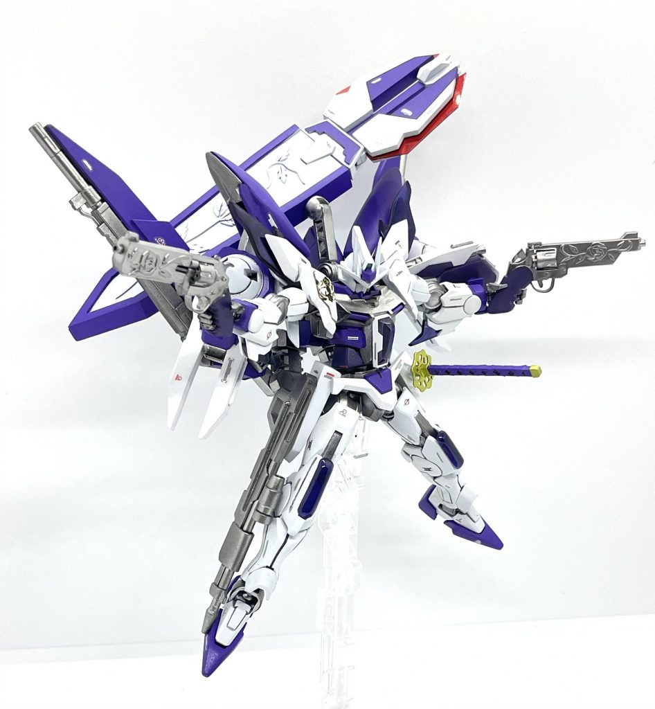 バックパックにマウントされてるGNリボルバー を構えた状態。リボルバーはフルスクラッチで弾も取り出せます。