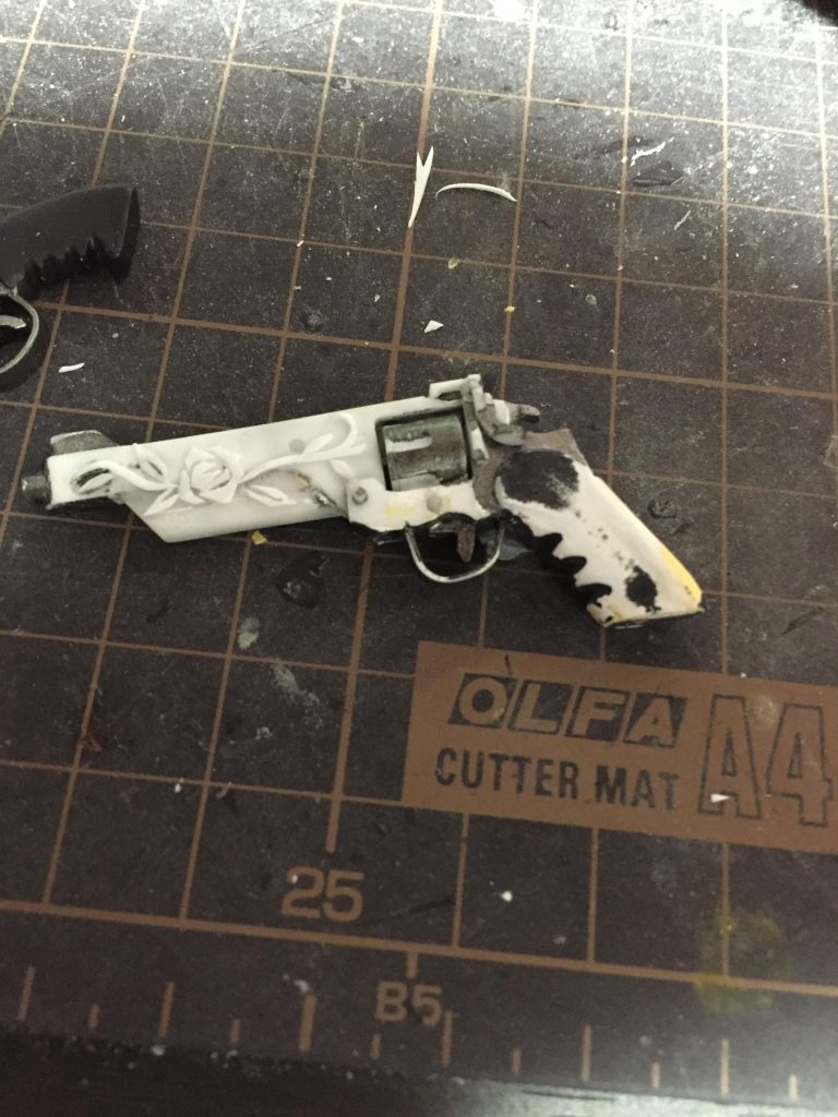 途中で左手用も薔薇のデザインに変更しました。