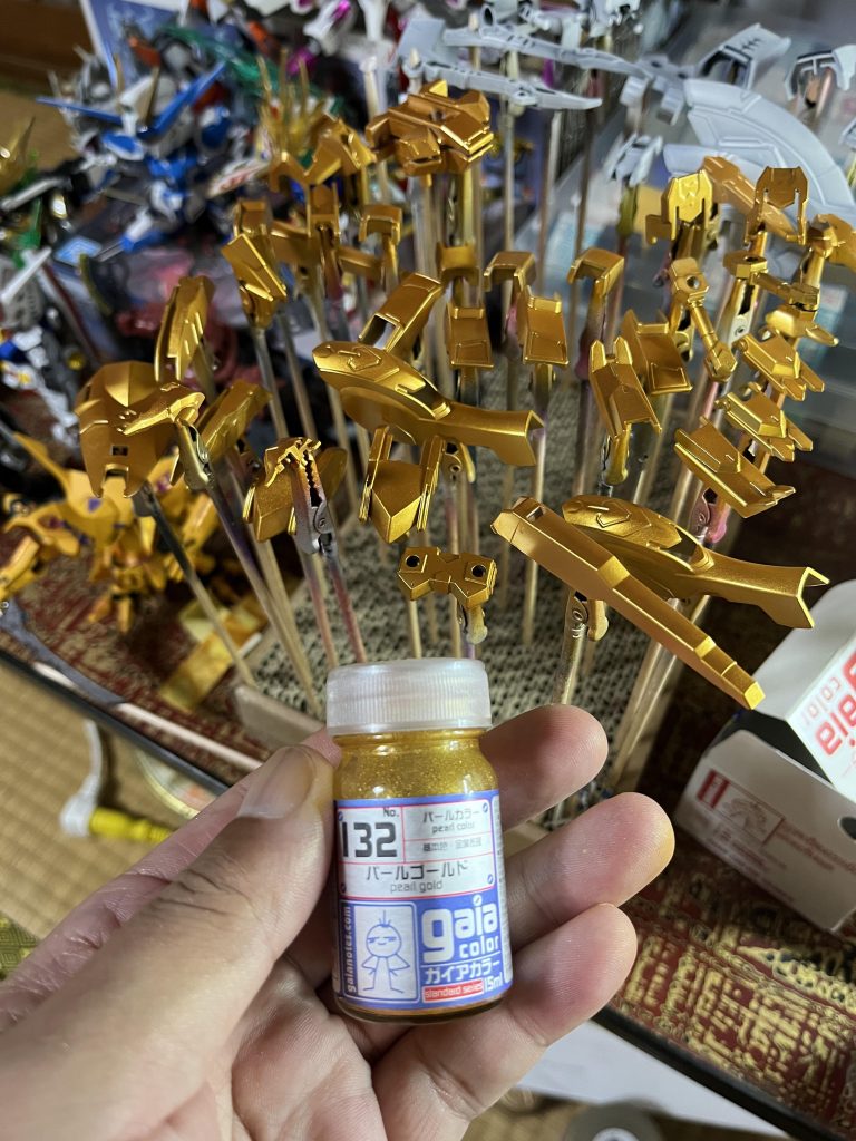 お次はガイアノーツのパールゴールド。これは素晴らしい色でしたが、写真分を一回塗っただけで一本使い果たしてしまい、コスパの面ではこれもちょっと難ありかもw別のゴールド系にさっと塗り重ねる感じで使うと良いのかなと感じました^_^;