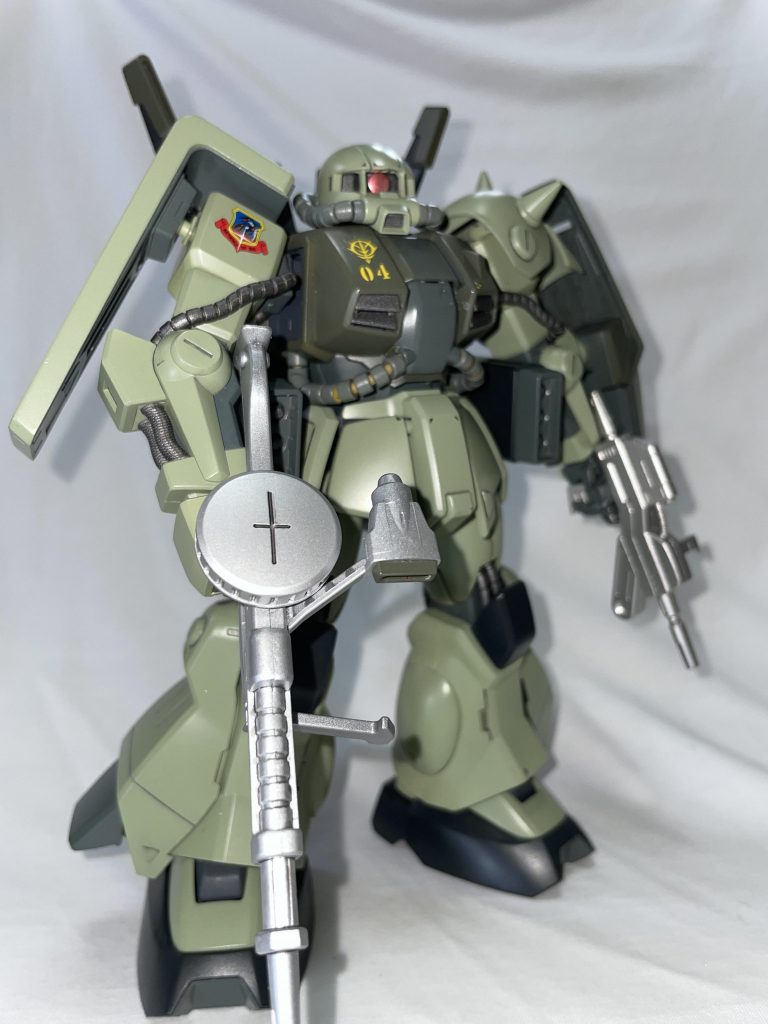 全部盛りで。子供の時にZガンダム見て何で良い方(連邦)にザクが居るの?とすごく不思議に思ってました、ザクなのに十字の盾持ってる??って疑問でした。かっこいいキットだと思いますがパイプ部分が合成ゴム素材で動かしてると切れそうでヒヤヒヤしました。