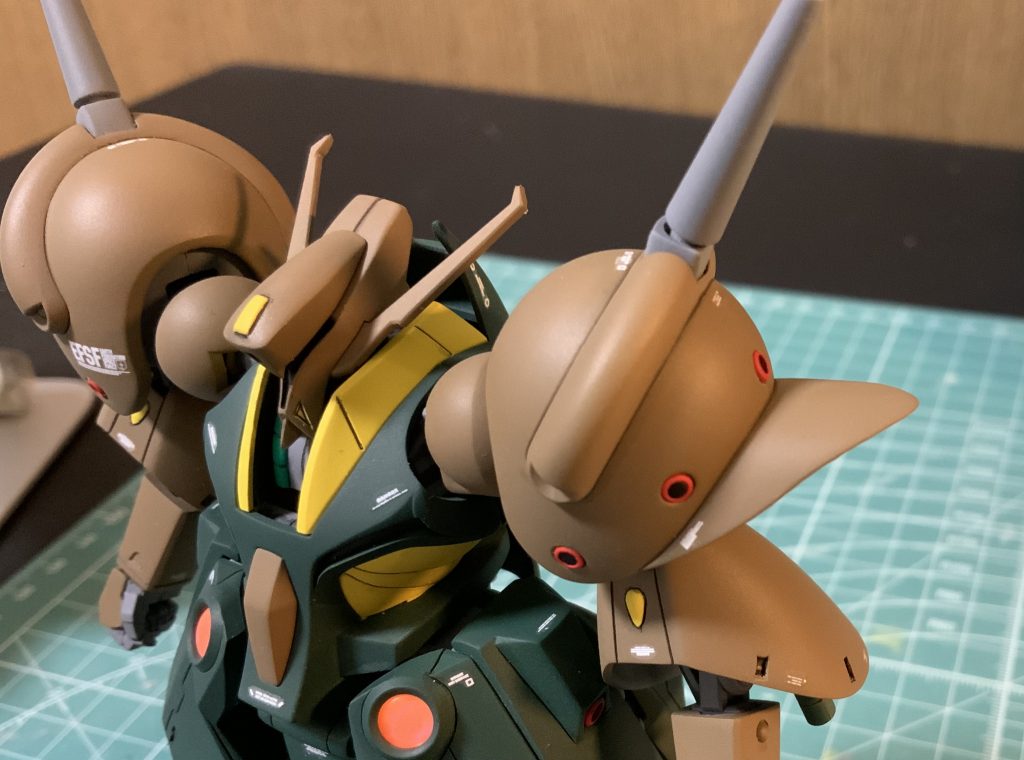 腰部の拡散ビーム砲は裏側からくり抜き、Hアイズにホログラムシールを貼ったものを設置。肩アーマ頂部のビーム砲撃はポリキャップを形成したもので基部を作成、幾つかある円状のスラスターには穴を開けハイキューパーツのパイプとプラ棒を組み合わせたもで埋めた