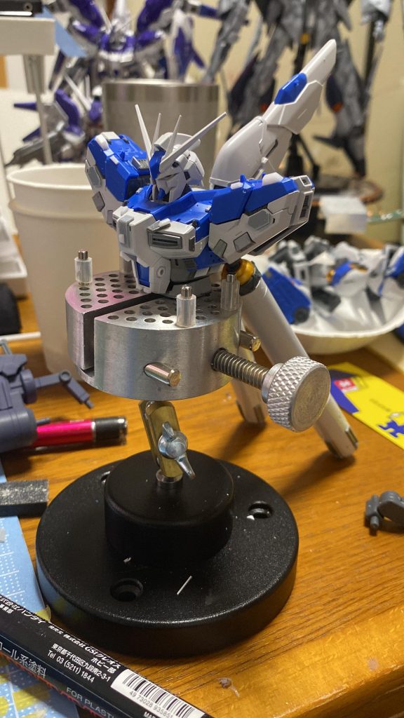 上半身のディティールアップ途中です。この台、使い勝手が良いです。