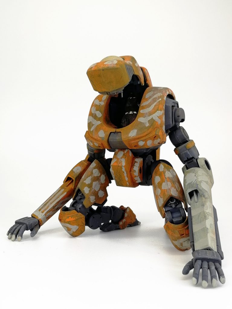 ズサの胴体をベースに中身をくり抜きコクピット化。ハッチが開きます。中の人は何かのガチャフィギュアのうさぎ。ちょっと部族の戦化粧してます。