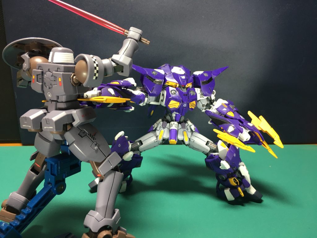 リーオー(実際にはリーオーNPDの余剰で組んだVer)と組ませて。パイソンクローの爪が一部可動するので挟むポーズも演出できます。ただ、頭が可動せず表情付けに苦労するので目線が合わない弱点もあります。