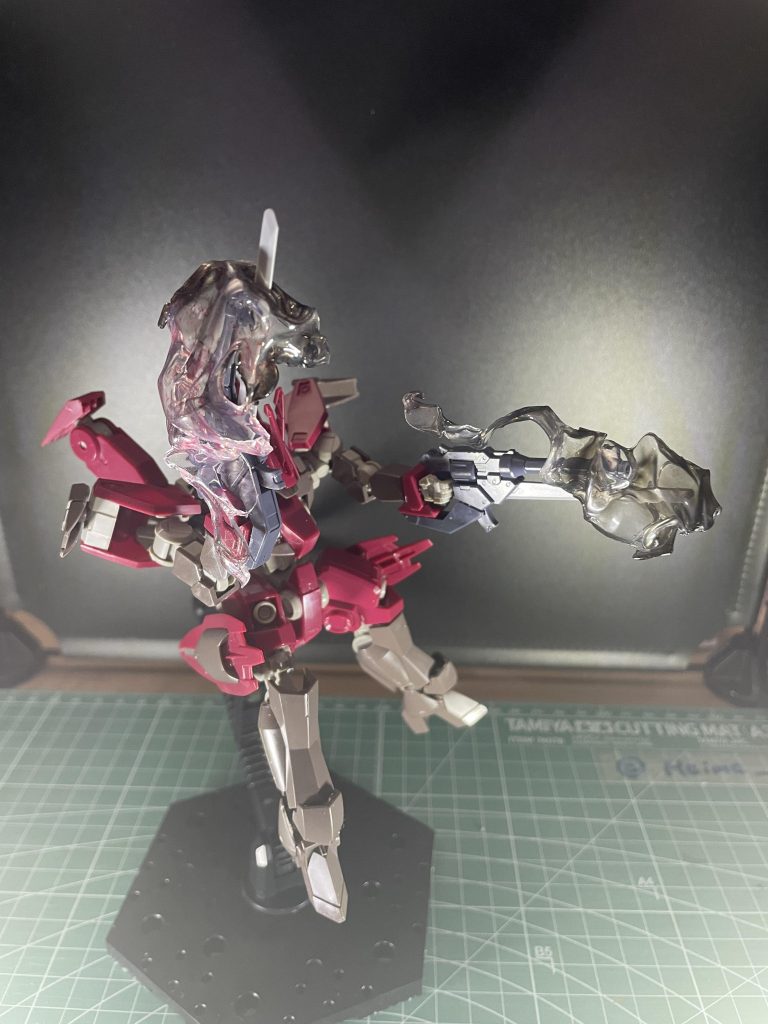 余談ですが今回100均のプラ板初めて炙って炎エフェクトの作成にトライしてみました!むず過ぎwすぐ溶けるすぐ焦げるなので要練習ですねwただそのおかげで戦場の焦げた匂いがガンプラからする様になり臨場感アップ!(むせる)