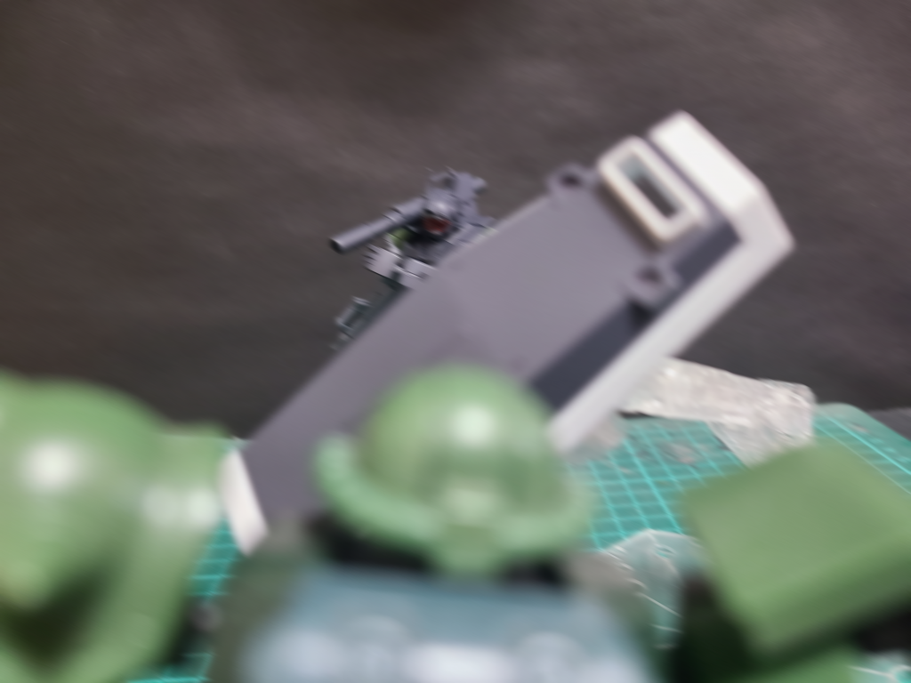 シールドを投げるジムキャノンω「ほらそんなに欲しいならやるよ」ジオン兵「ぬぅ!目眩ましか!この程度で!小賢しい!!」