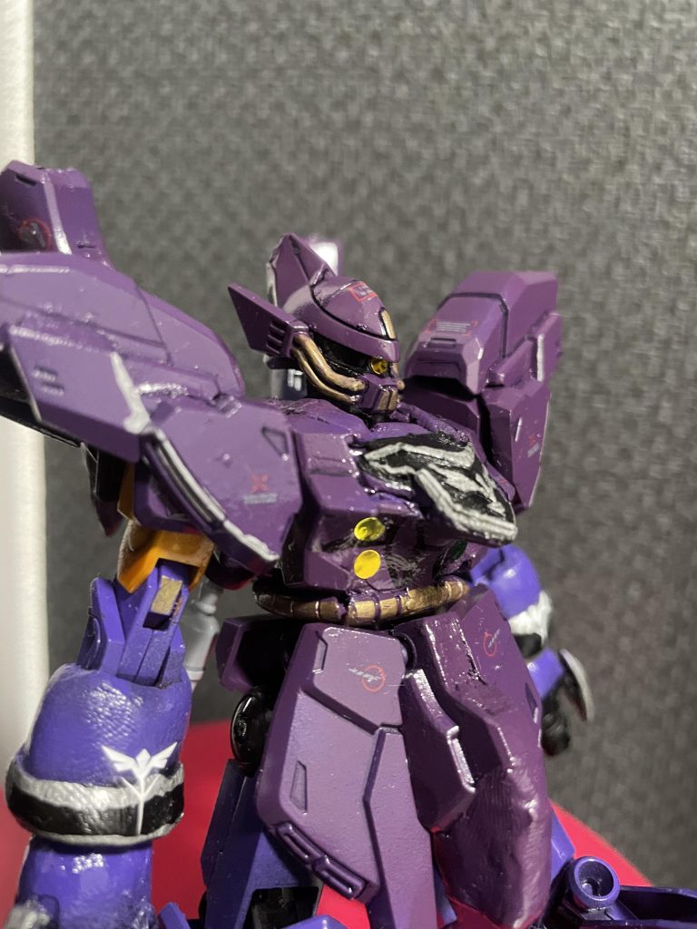 オレンジ・黄・緑に変化しますなんかサイコフレームぽかったのでモノアイだけじゃなくコクピット近くに貼ってます。