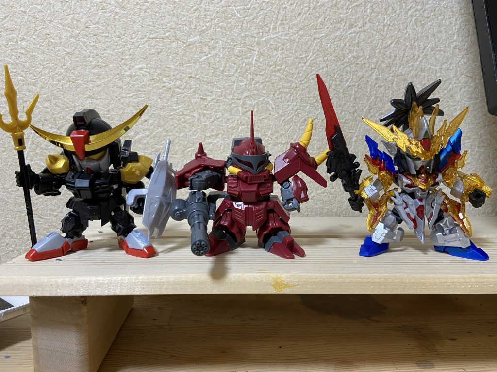 赤い騎士をテーマにした企画…ナイトガンダムベースのバイザーキャラが多いだろうという予想し、企画としてバリエーションを増やすべく、モノアイ機体かつ赤というところで積みからザッパーザクをチョイス。LGBB体型にて合わせる予定だったので身長を伸ばしつつ騎士化していくプランでしたが地獄を見ることに…笑