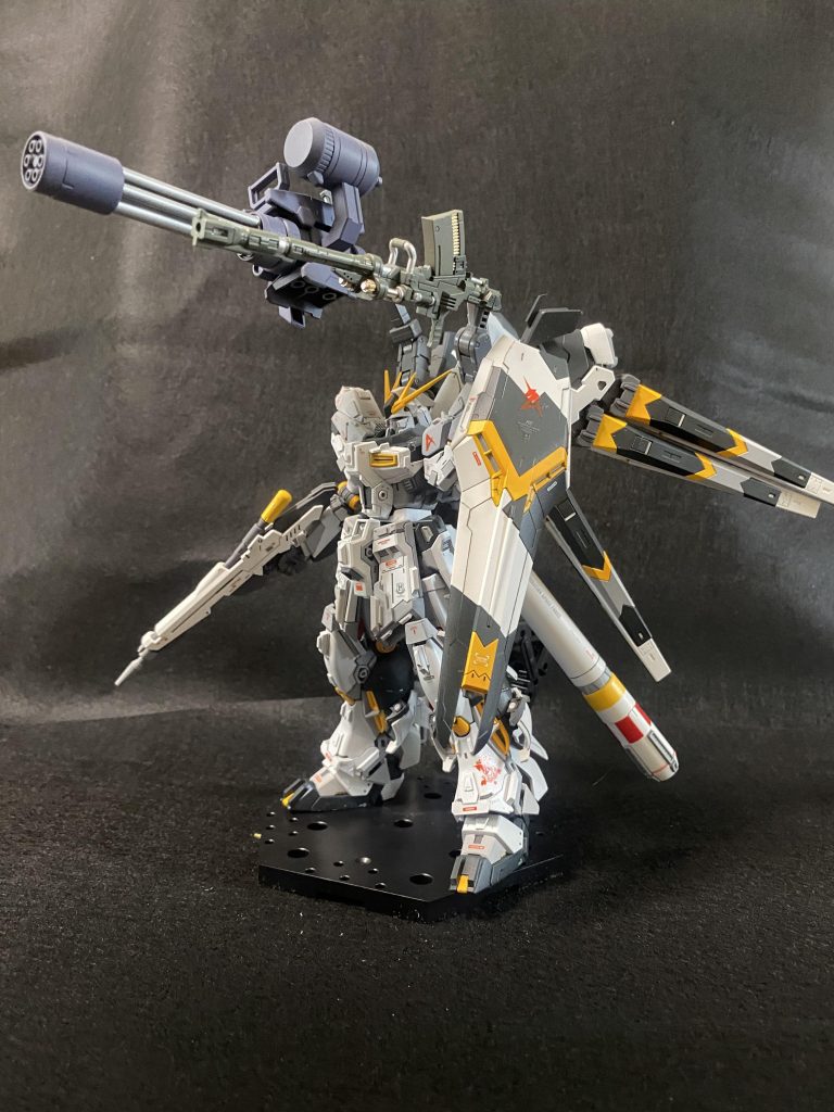 ハイニューガンダムの作例を見ていると、ファンネルラックのビームサーベルを格納するところにキャノンを搭載しているものを幾つか見かけたので、「それなら、これくらいやってみるか」と思い立ち、ガトリングとライフルを搭載してみました。まるで、アーマードコアのようですが、νガンダムを作ってからハイニューガンダムを作った時、「シルエットがまるでネクストのようだな」と思ったので、私としては違和感はありません。